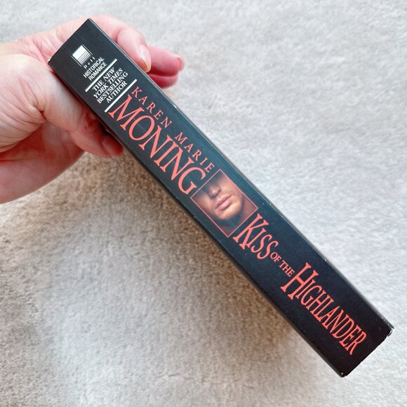 Kiss of the Highlander by Karen Marie Moning | Paperback Book - Picture 4 of 4